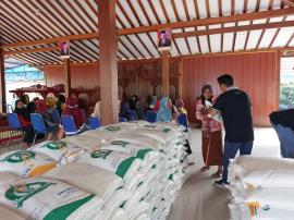 170 WARGA KALURAHAN PATUK TERIMA BANTUAN CADANGAN PANGAN